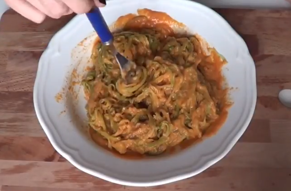 Spaghetti di zucchine e peperoni (Video ricetta)