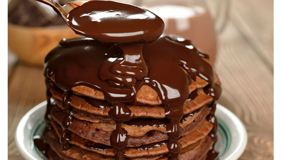 I pancake al cioccolato senza farina e zucchero per una colazione di 70 calorie!