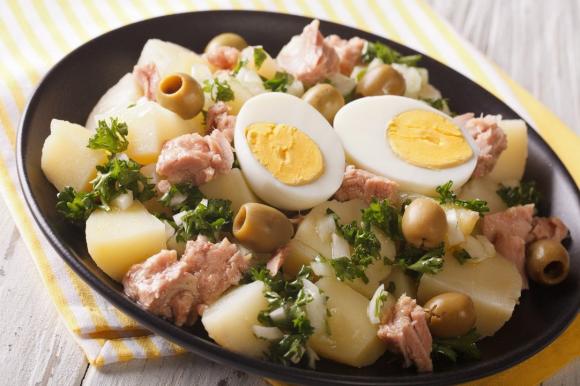Insalata di patate con tonno e uova: la ricetta di 230 Kcal!