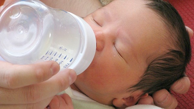 Latte in polvere per neonati pieno di idrocarburi e microplastiche. La lista delle marche