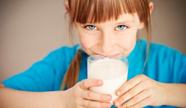 Il latte intero fa bene ai bambini e riduce l'obesità