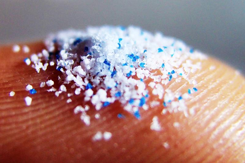 Microplastiche: ne mangiamo 5 grammi a settimana! La lista dei cibi più contaminati