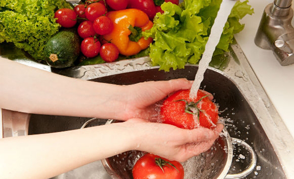 Come eliminare i pesticidi da frutta e verdura