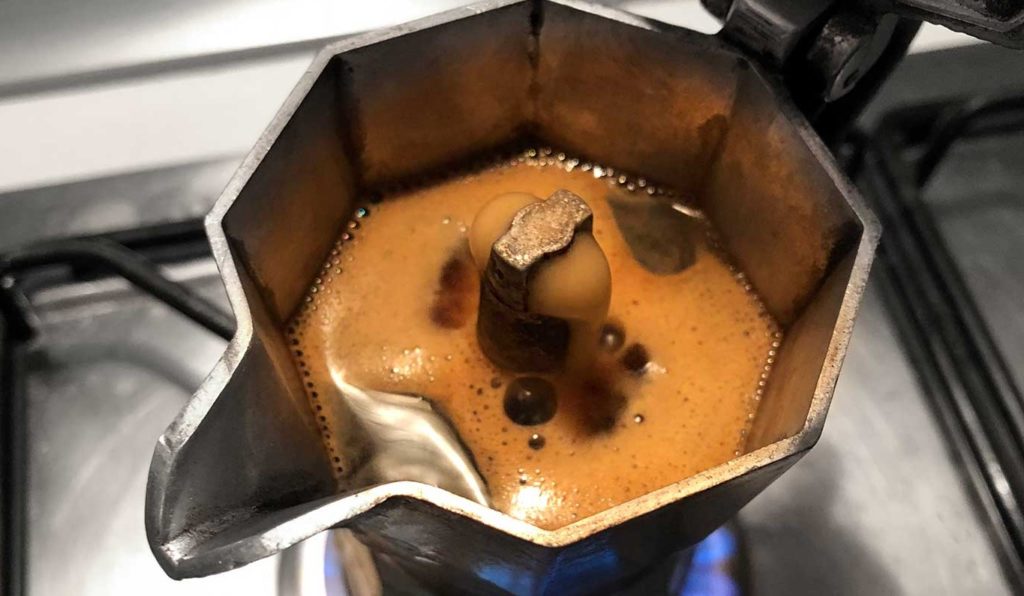 Caffè nella moka: 10 errori che commettiamo tutti quando lo prepariamo a casa!