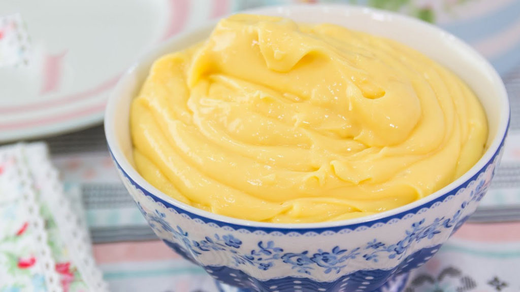 La crema pasticcera alla vaniglia super cremosa, veloce e leggera. Ha solo 110 calorie!