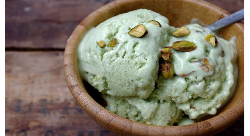 Il gelato al pistacchio senza panna, super cremoso, fresco e leggero. Ha solo 170 calorie!
