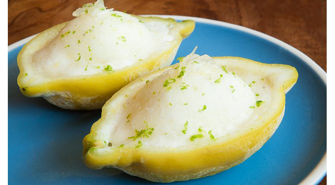 Il sorbetto al limone senza panna e latte: fresco, gustoso e ha solo 10 calorie a bicchiere!