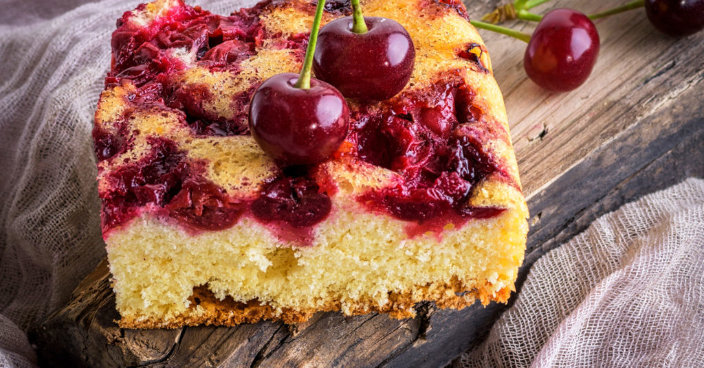 La torta di ciliegie senza burro, un dolce squisito e dietetico con sole 190 calorie!