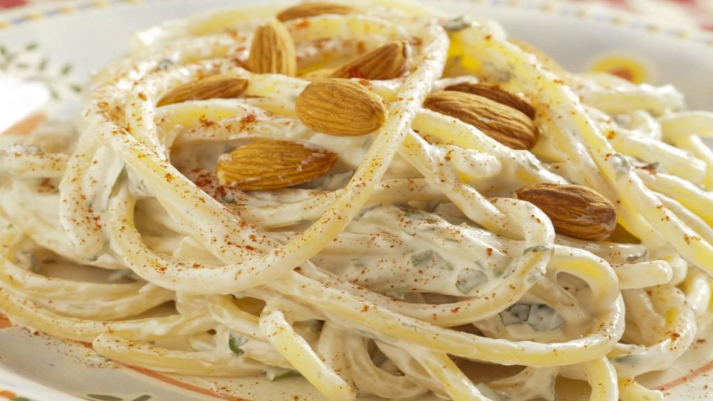 Spaghetti con mandorle e ricotta, un primo piatto gustoso, velocissimo e con meno di 500 calorie!