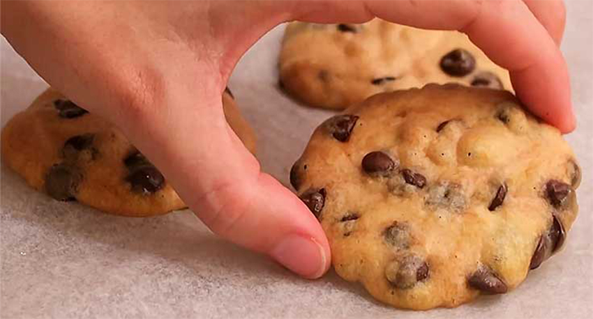 I biscotti con gocce di cioccolato senza burro pronti in 1 minuto e con sole 65 calorie!