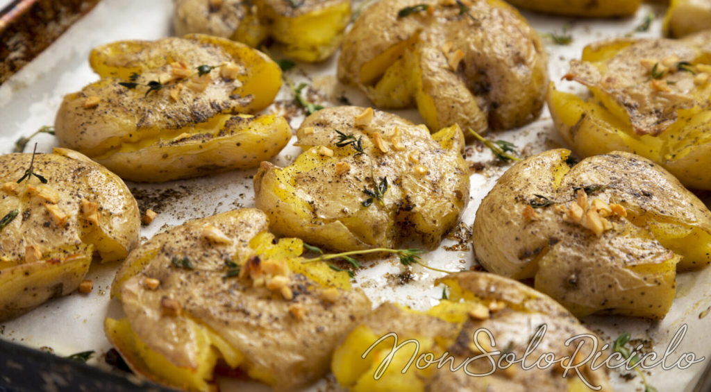 Le patate schiacciate: una ricetta gustosa e veloce che ameranno tutti. Ha solo 140 calorie!
