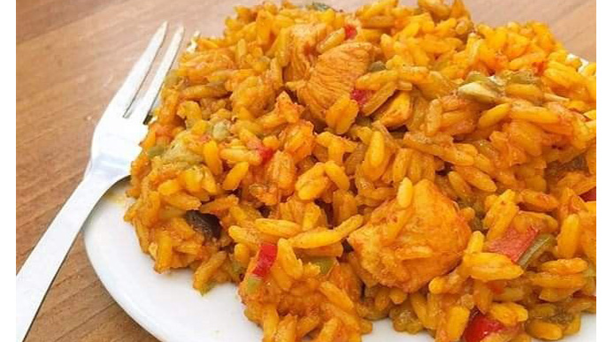 Il riso saltato con pollo e verdure, un piatto unico e completo con meno di 450 calorie a pasto!