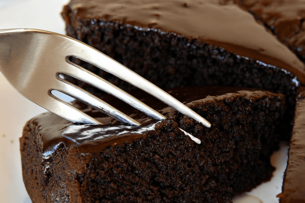 La torta all’acqua al cioccolato senza uova, burro e latte con sole 140 calorie a fetta!