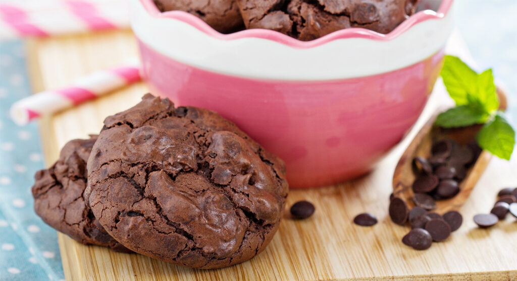 I biscotti al doppio cioccolato senza farina, burro, latte, lievito e tuorli. Solo 100 calorie!