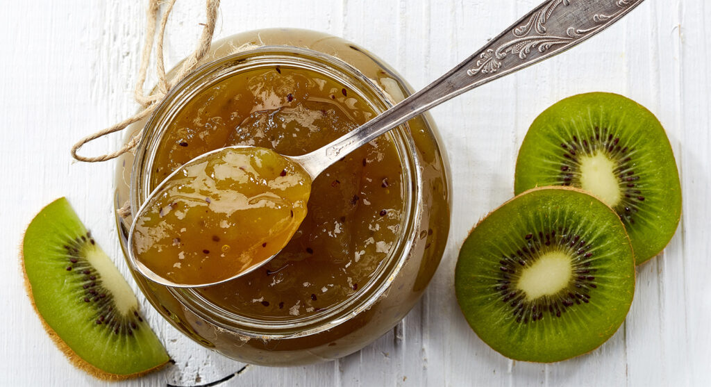 La marmellata di kiwi senza zucchero per fare il pieno di vitamina C. Ha solo 35 calorie!