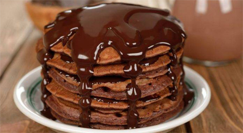 Pancake cioccolatosi al caffè senza burro e uova