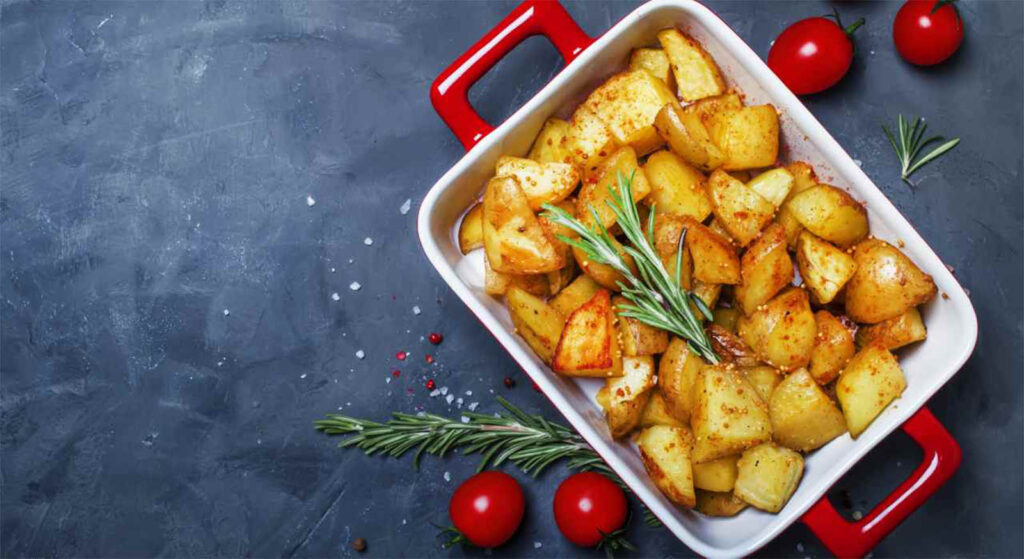 Il trucco per fare le patate al forno croccanti, metti questo ingrediente durante la cottura!