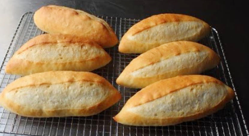 Filoncini di pane, la ricetta perfetta per fare 10 panini morbidi con sole 280 calorie!