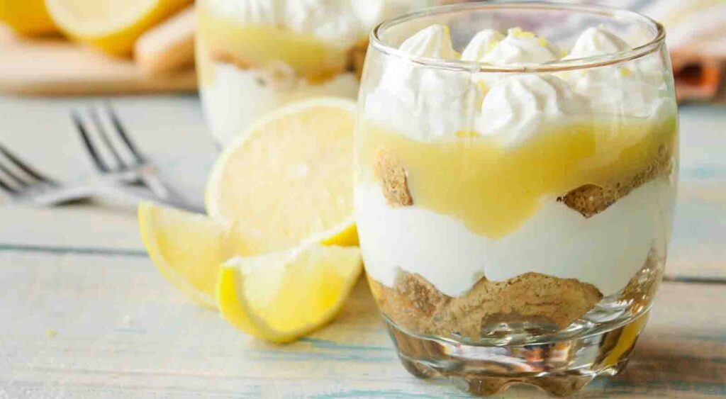 Tiramisù al limone senza mascarpone, un dolce light al bicchiere con sole 140 calorie!