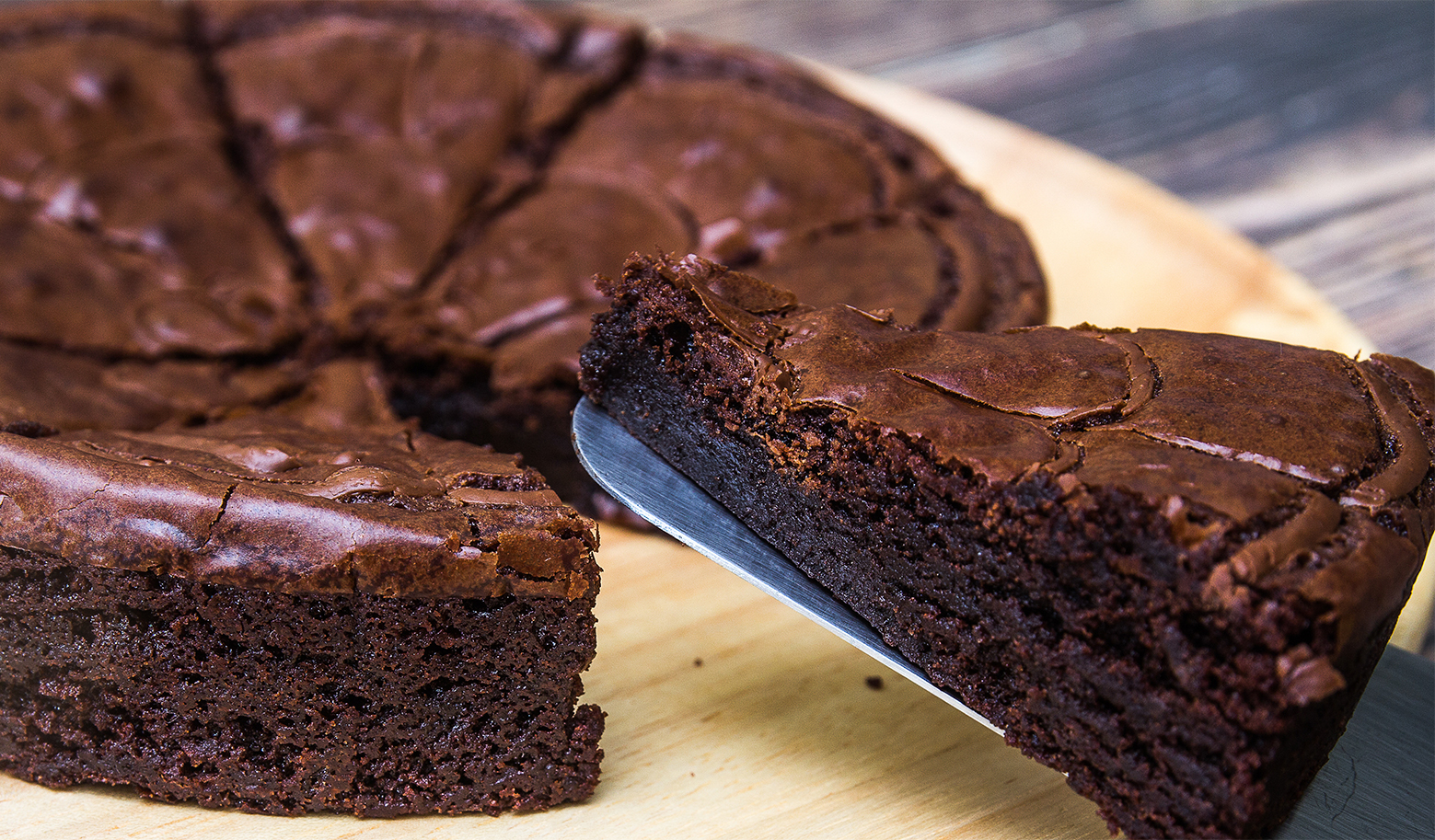 Torta pazza al cacao senza burro, uova e latte