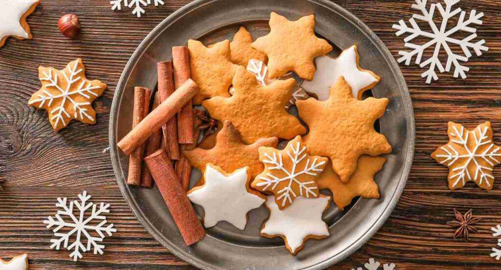 Biscotti di Natale con glassa e cannella senza zucchero