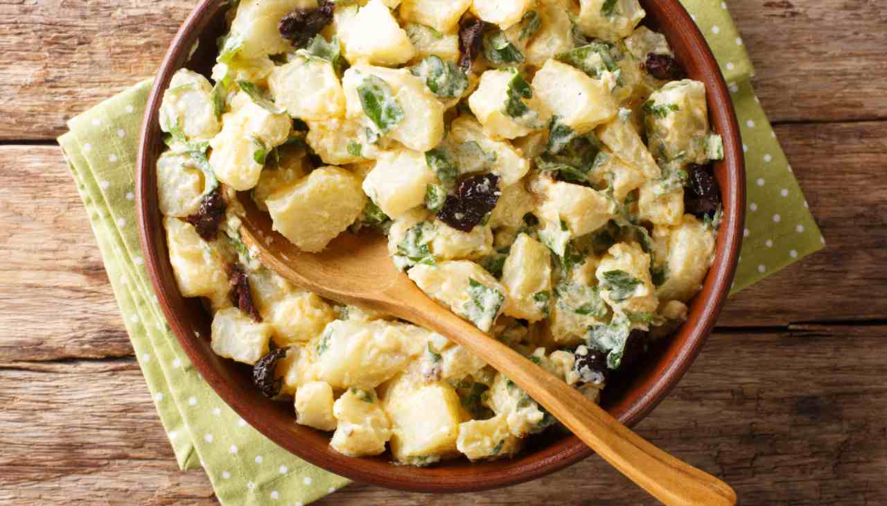 Insalata di patate, formaggio e funghi