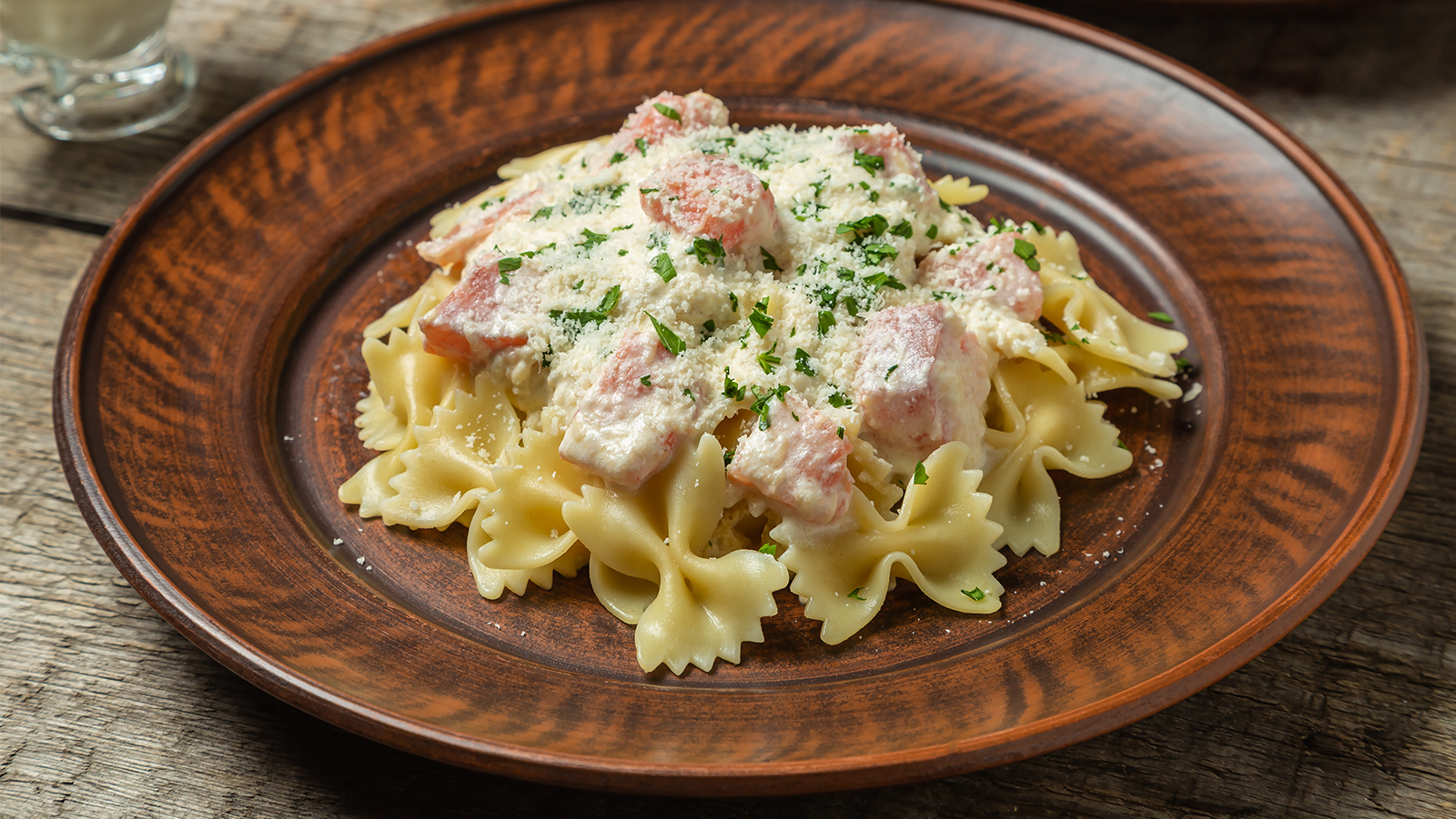 Farfalle con salmone e pesto