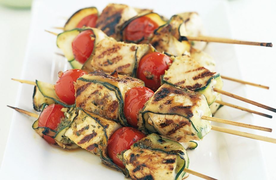 Spiedini di pesce spada, pomodorini e zucchine
