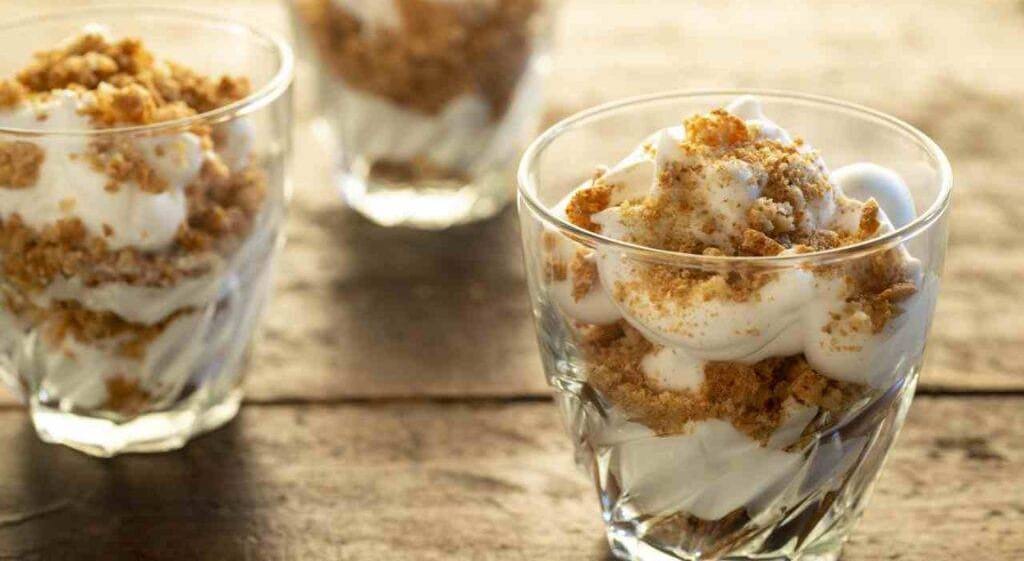 Il dolce al cucchiaio light yogurt e cereali, si prepara in 5 minuti. Solo 210 calorie!