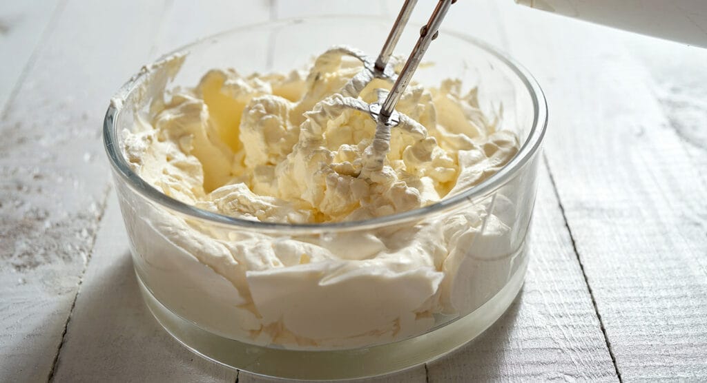 La mousse di ricotta stregata, 4 ingredienti, si prepara al volo e ha meno di 80 Kcal!