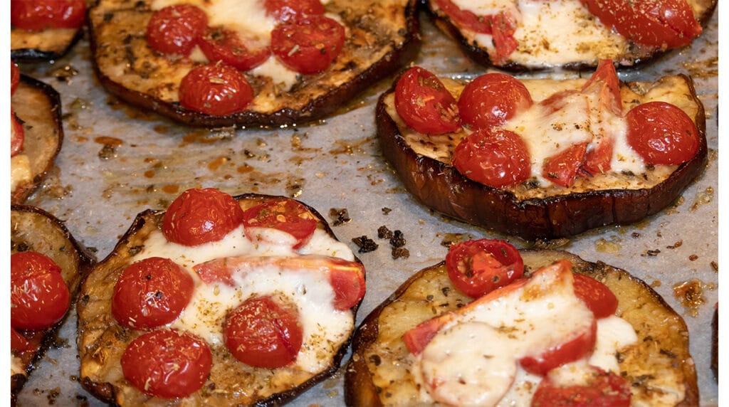 Le pizzette di melanzane al forno, light e velocissime. Solo 140 Kcal!