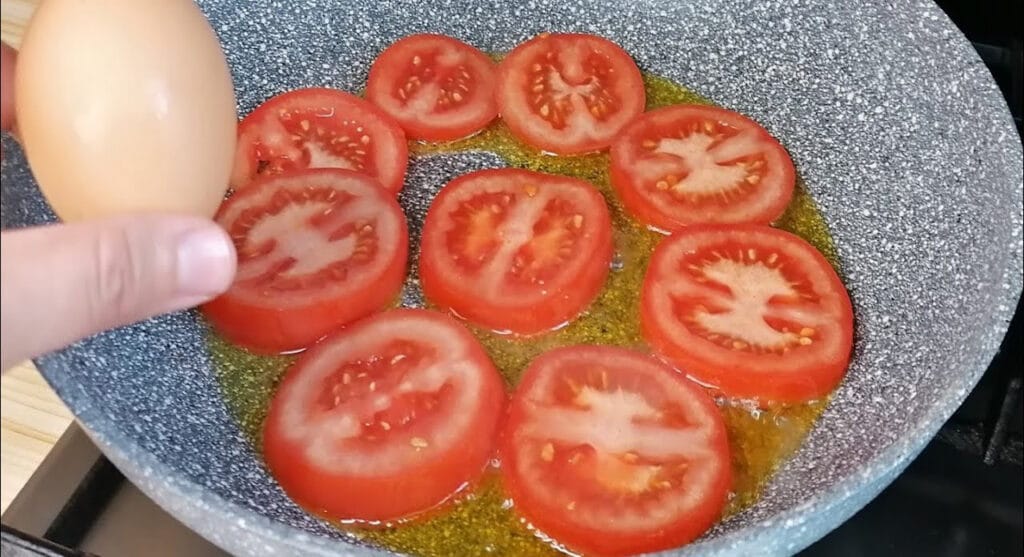 Hai pomodori e uova? La ricetta salvacena velocissima e deliziosa. Solo 200 Kcal!