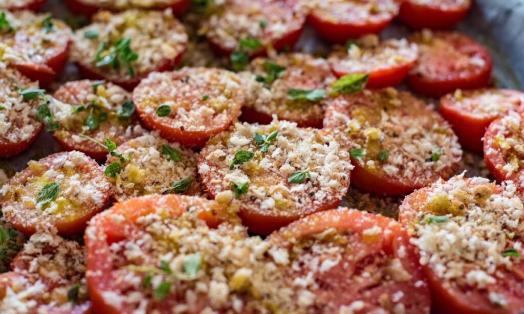 Pomodori gratinati al forno, un contorno tanto gustoso quanto dietetico. Solo 100 Kcal!