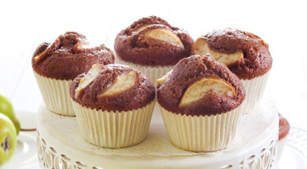 Muffin al cacao e pere, per una dolce e sfiziosa merenda. Solo 140 Kcal!