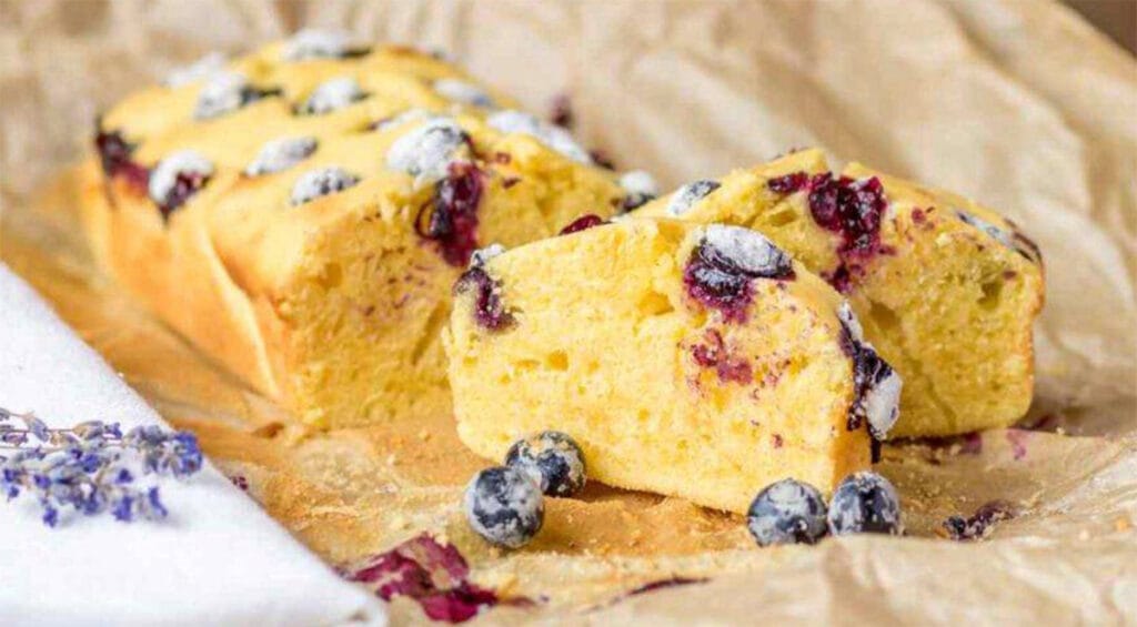 Plumcake allo yogurt e mirtilli sofficissimo, buonissimo per la prima colazione. Solo 190 Kcal!