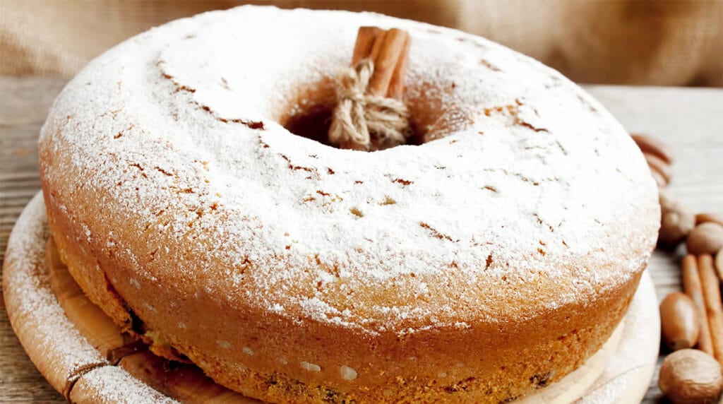 Ciambellone allo yogurt senza burro e latte per una colazione leggera. Solo 180 Kcal!