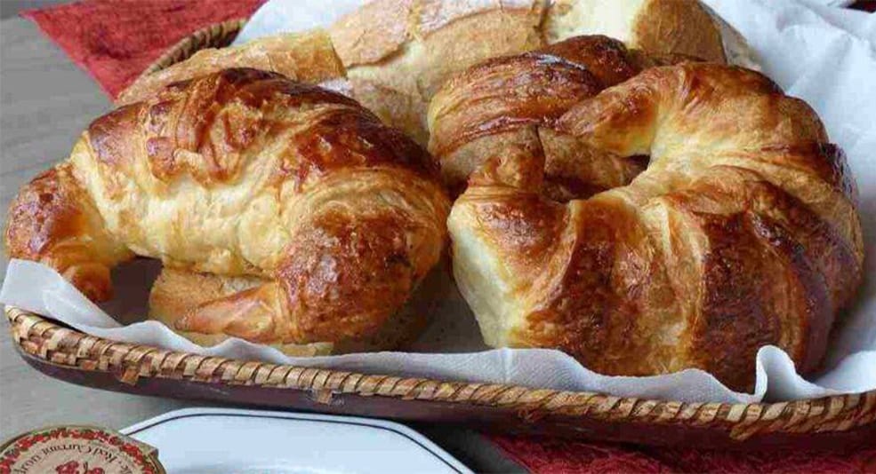 Cornetti vegani senza uova, latte e né burro, ottimi anche per chi è a dieta. Solo 190 Kcal!