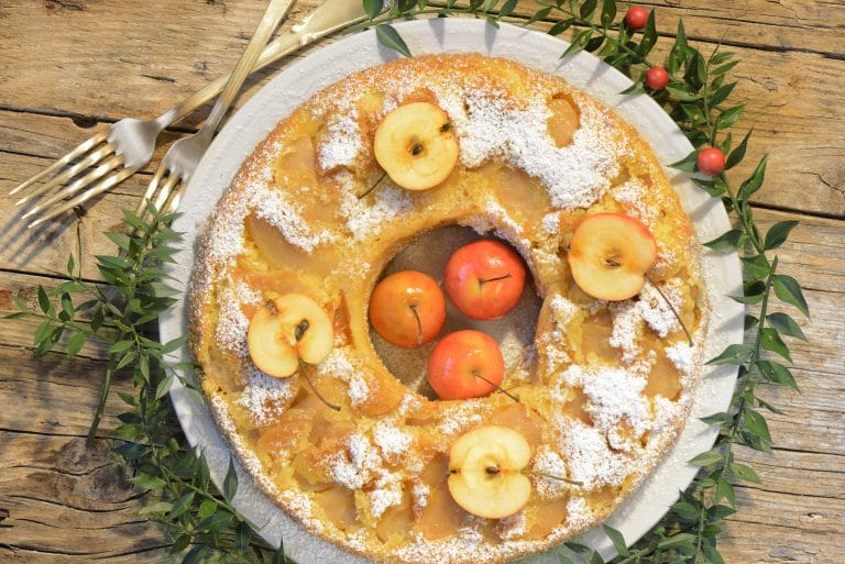 La ciambella morbidissima alle mele, yogurt e cannella, senza burro né olio. Solo 170 Kcal!