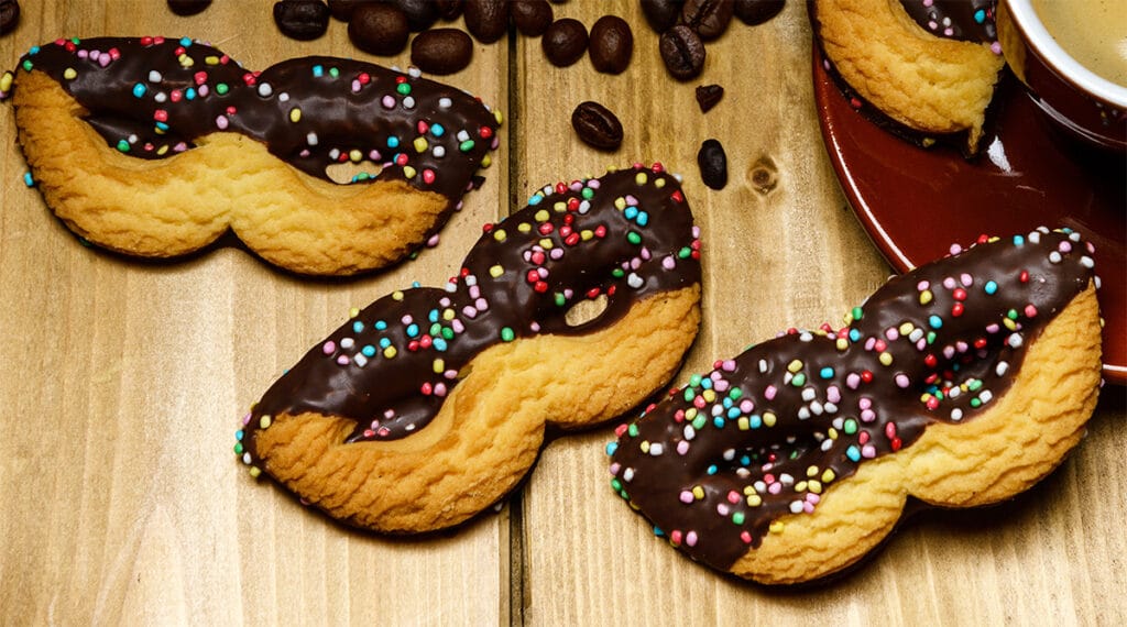 Biscotti maschere di Carnevale al cioccolato SENZA lattosio, burro e uova. Solo 130 kcal!