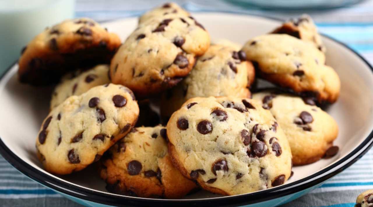 Biscotti di albumi e gocce di cioccolato