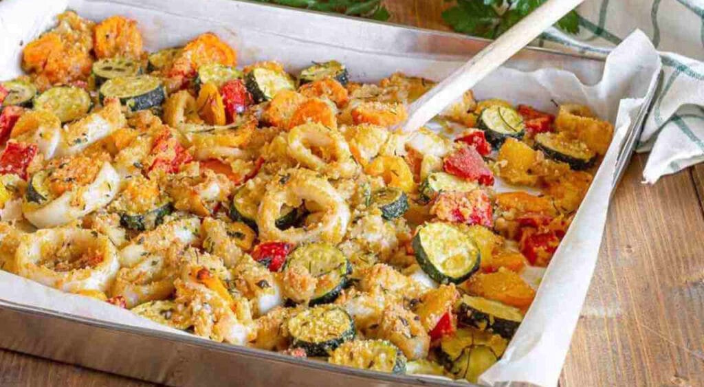 Gamberi e calamari gratinati con verdure, la ricetta light pronta al volo. Solo 260 Kcal!