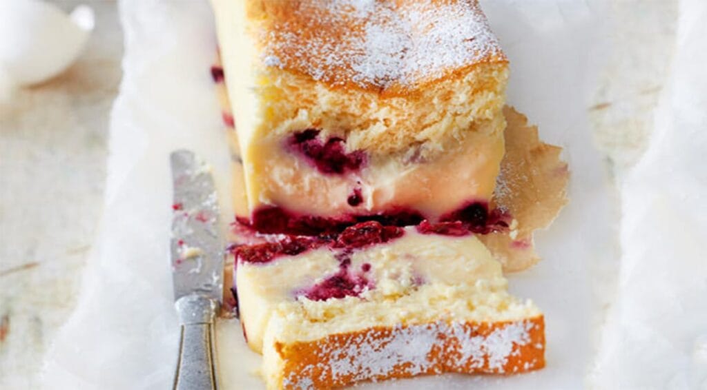 Il plumcake light ai frutti di bosco che non smetterei mai di preparare: morbido, cremoso e profumatissimo, mi fa venire voglia di farci colazione ogni giorno… e ha solo 90 kcal a fetta!