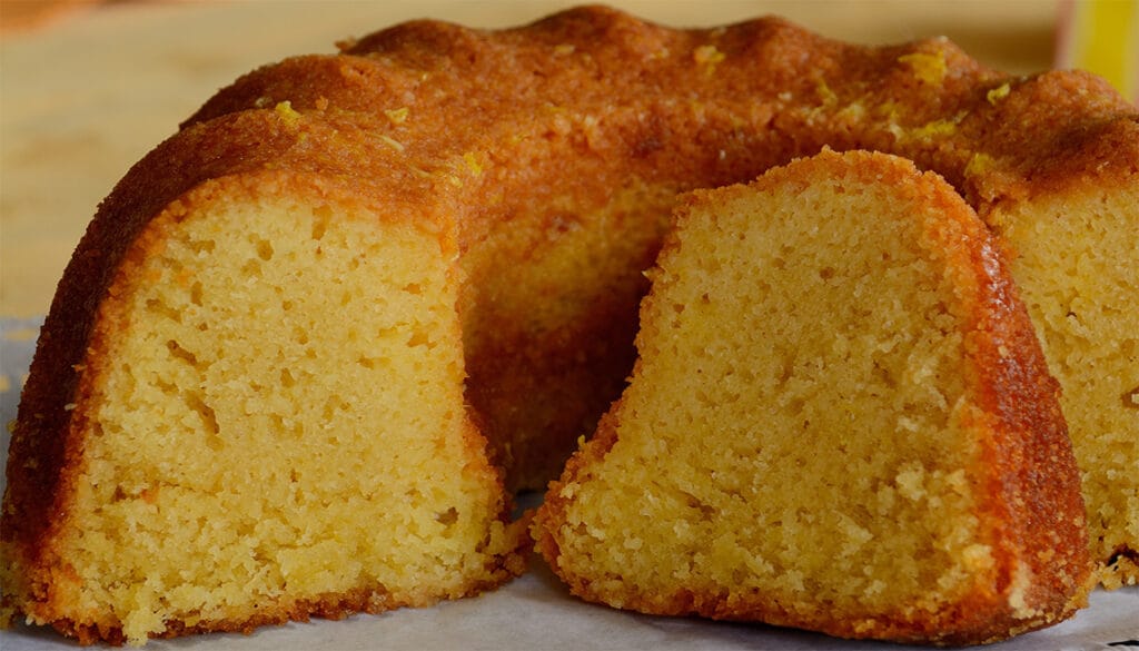 Ciambellone all’arancia e miele sofficissimo, senza burro e latte. Solo 180 Kcal!