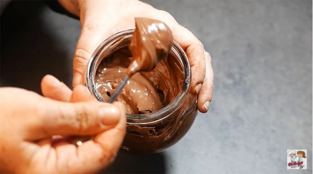 La crema al cioccolato light da spalmare dappertutto, pronta in 1 minuto. Ha solo 60 Kcal!