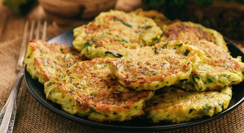 Frittelle di zucchine non fritte, una ricetta light e gustosa per chi è a dieta. Solo 65 Kcal!