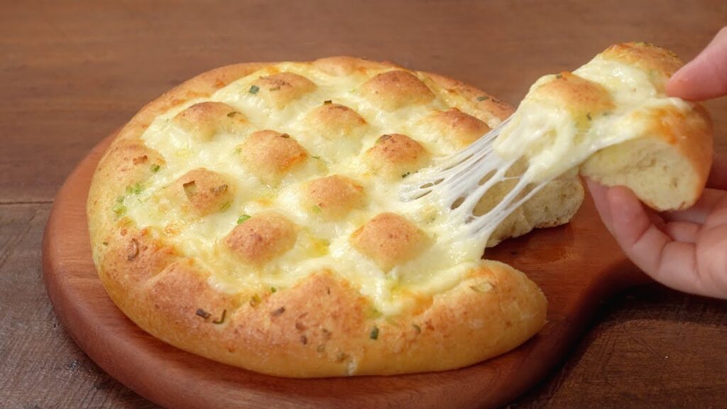 Pane all’aglio al formaggio, sembra una focaccia ma è con pochi grassi. Ha solo 140 Kcal!