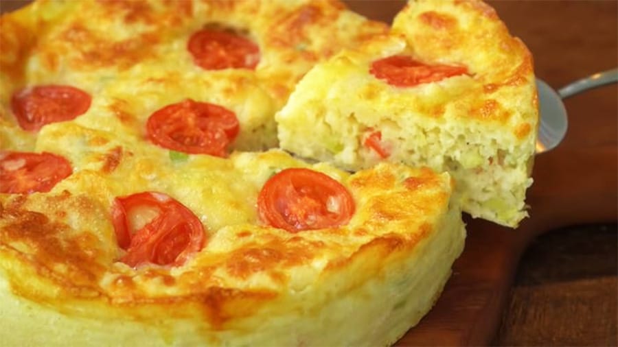 Pane alle verdure in teglia SENZA impasto, morbidissimo e delizioso. Ha solo 210 Kcal!