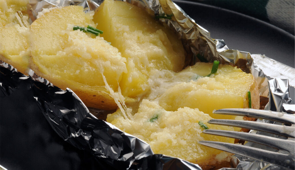 Il trucco geniale per cuocere le patate al cartoccio in 10 minuti. Lo conoscevate?