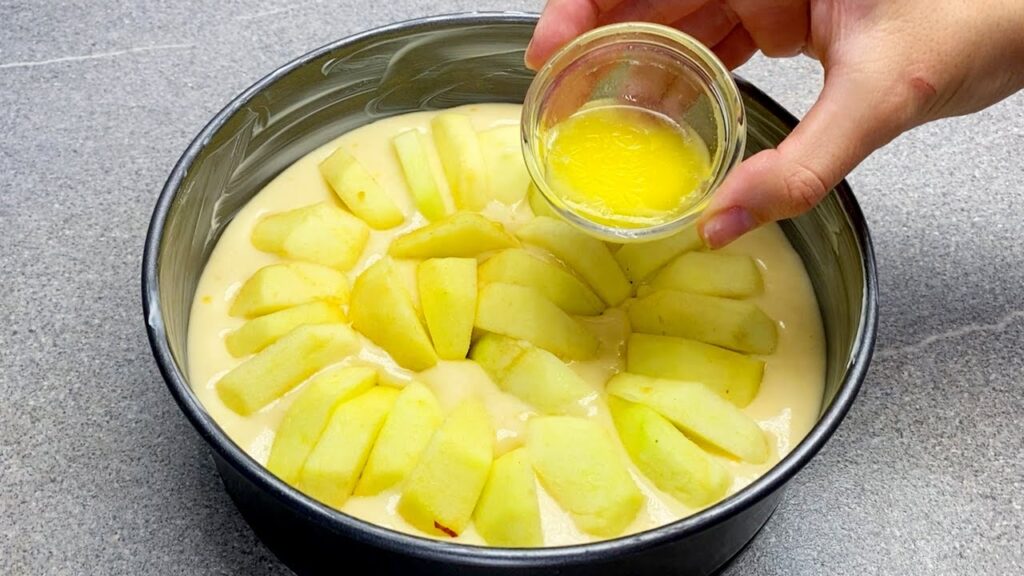 Hai 3 mele? Aggiungile all’impasto per una torta di mele light super gustosa. Solo 170 Kcal!