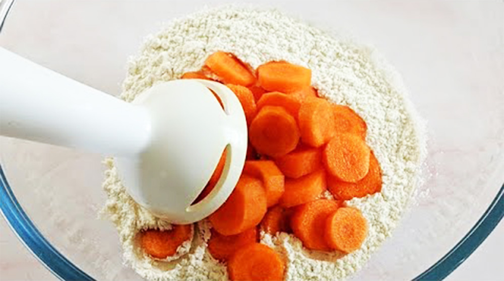 Mescola le carote con la farina e prepara questa ricetta davvero sfiziosa. Ha solo 90 Kcal!